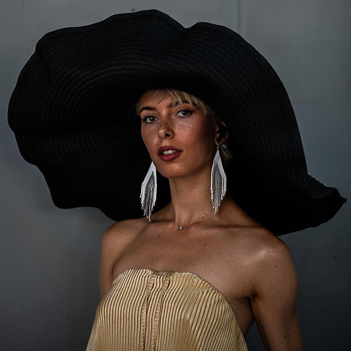 Mujer con complementos de verano