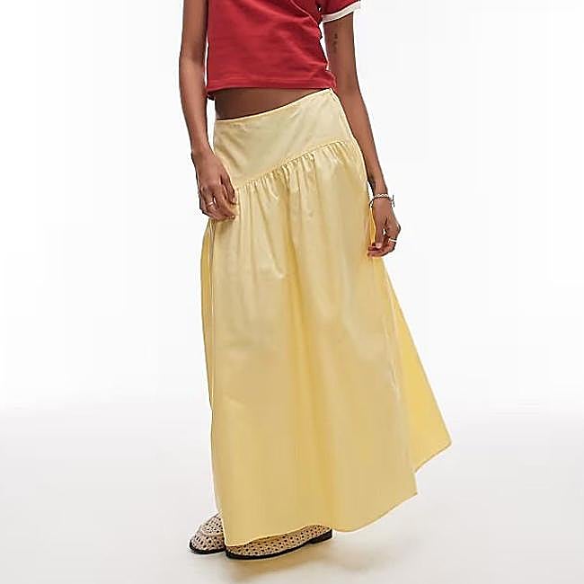 Falda larga con vuelo amarillo mantequilla
