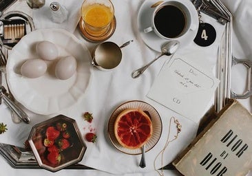Los platos blancos con los tres huevos de cerámica con los que llegaba la invitación de Jonathan Anderson para su debut con Dior en París.
