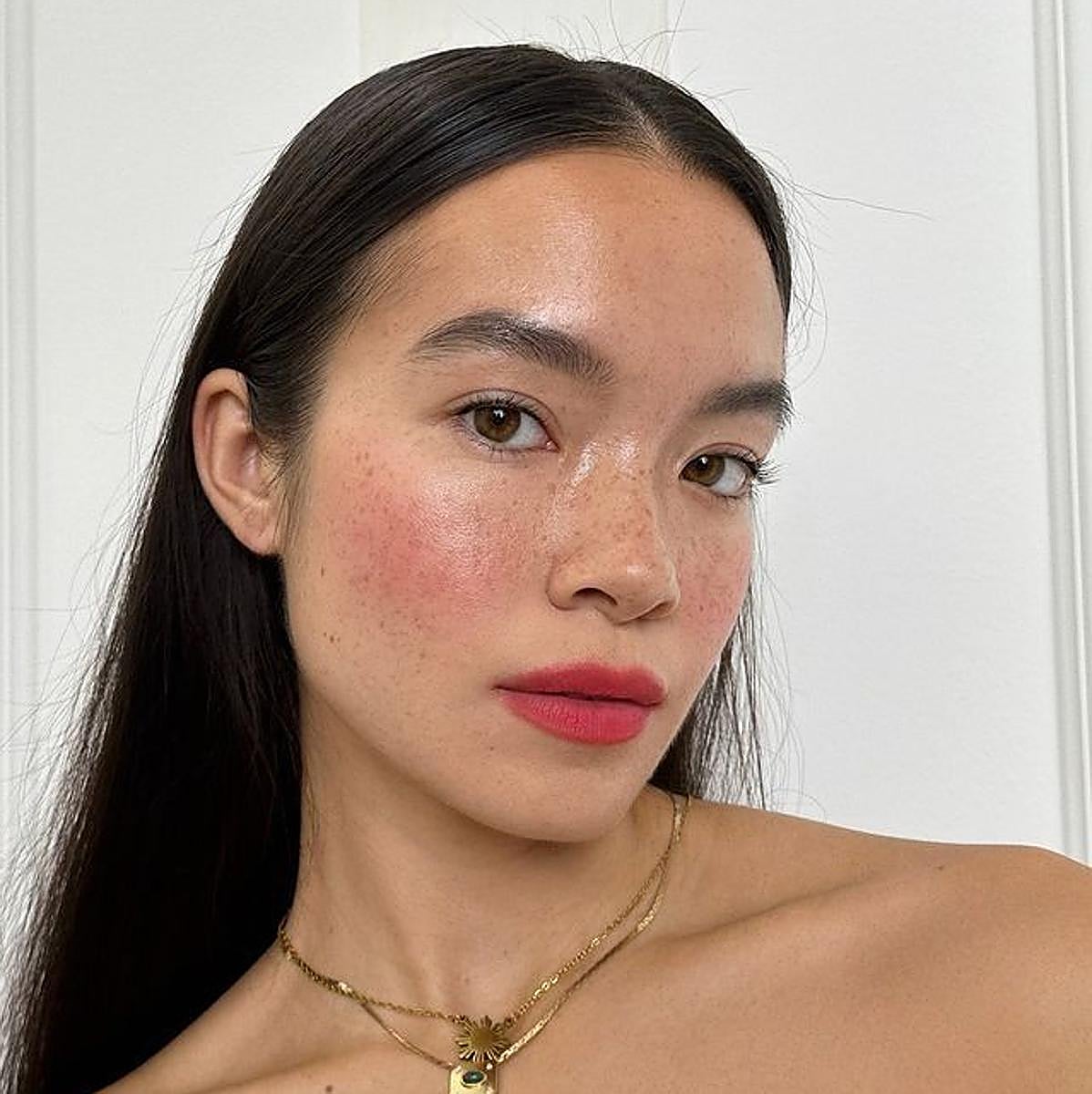 Modelo con tinte labios peel off