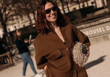 Mujer con look en marrón chocolate