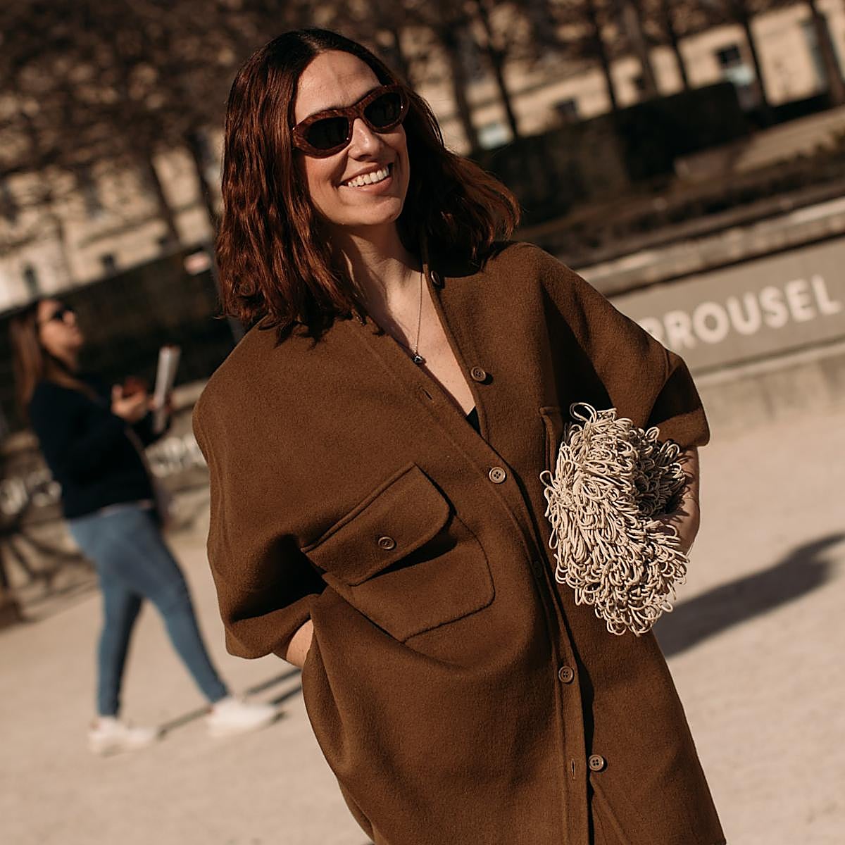 Mujer con look en marrón chocolate