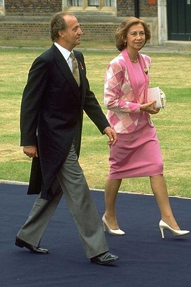 El rey Juan Carlos y la reina Sofía en la boda de Pablo de Grecia.