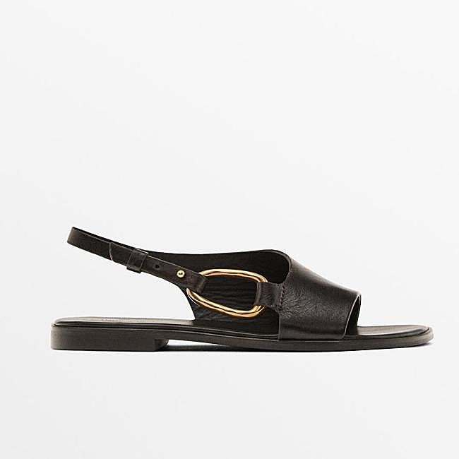 Sandalias de piel con anilla de Massimo Dutti, 89,95 euros.
