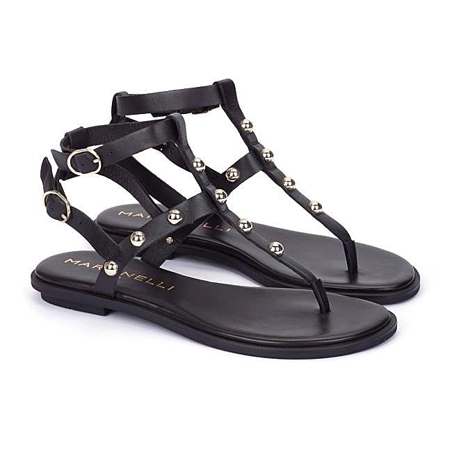 Sandalias negras con tachuelas de Martinelli, 107,95 euros.