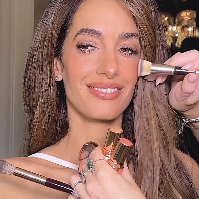 Amal Clooney poniéndose colorete.