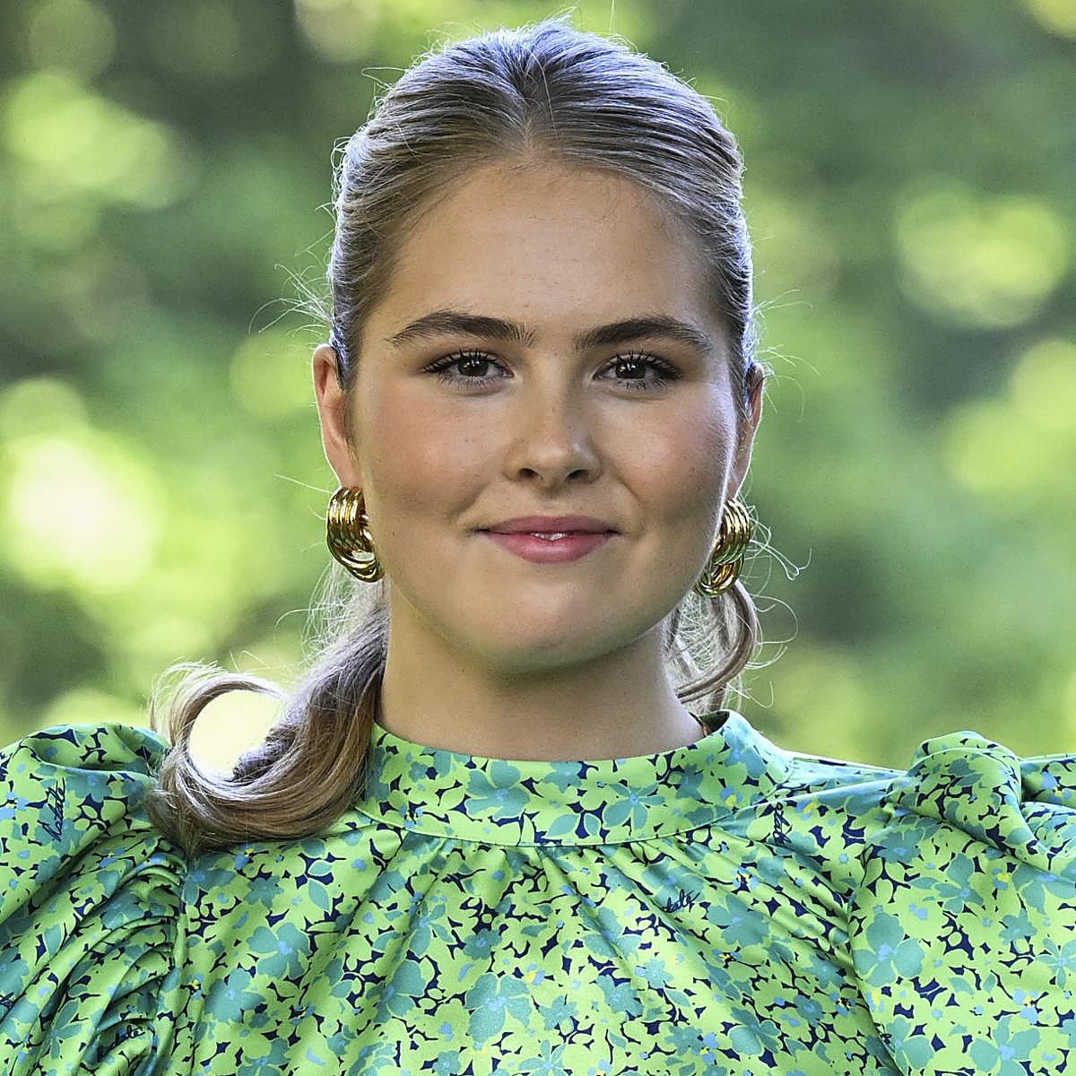 Amalia de Holanda, guapísima, en el tradicional posado de verano con un look tendencia: blusa de flores y zapatillas Adidas