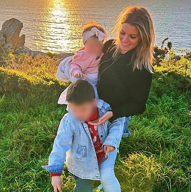 Andrea Ropero, con los dos hijos de la pareja.