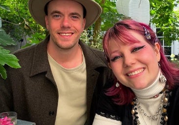 Maud Angélica, junto a un amigo en una foto de sus redes.