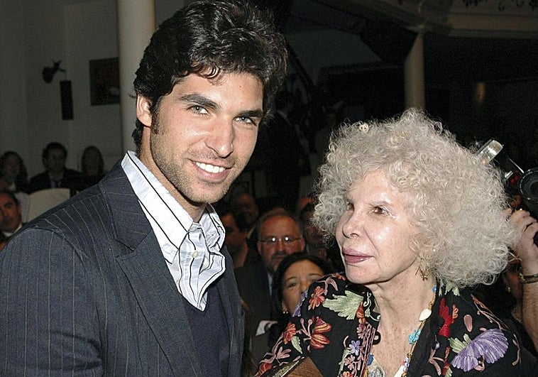 Los secretos de la amistad de Cayetano Rivera y Cayetana de Alba y el traje de luces que la duquesa diseñó para el torero