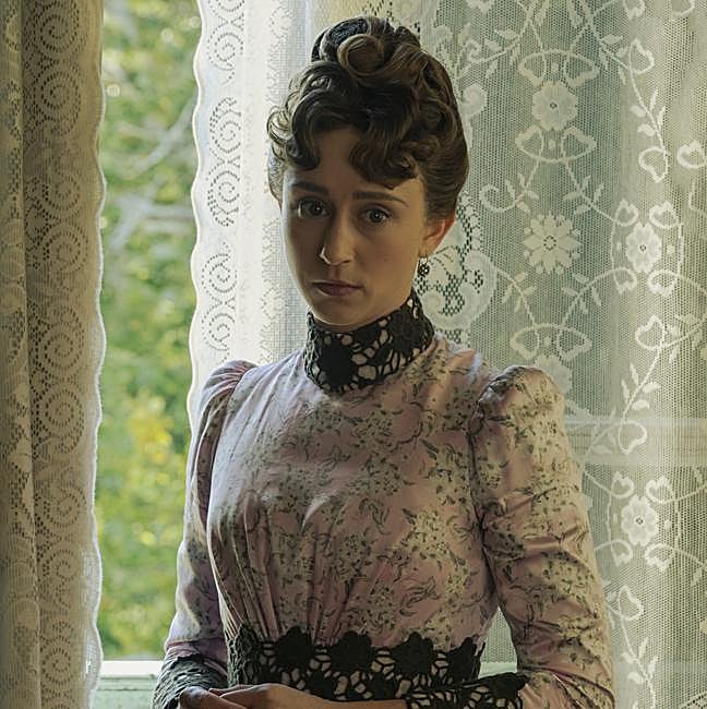 Gladys Russell, interpretada por Taissa Farmiga en La Edad Dorada.