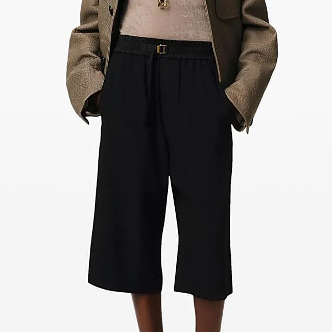 Pantalones cortos negros de Ami Paris, 280 euros.