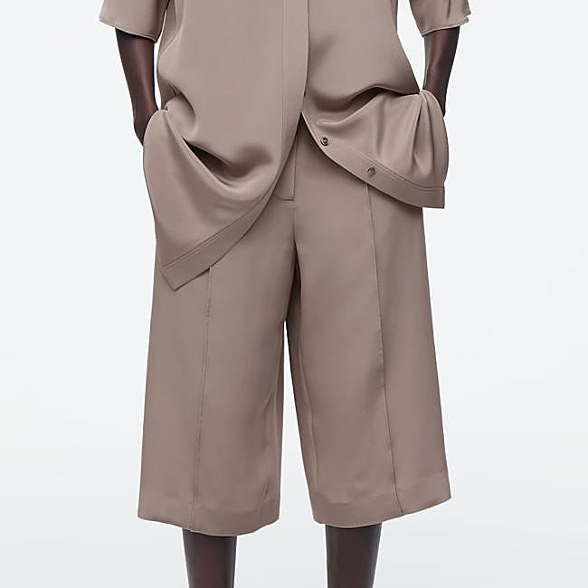 Bermudas de seda de COS, 175 euros.