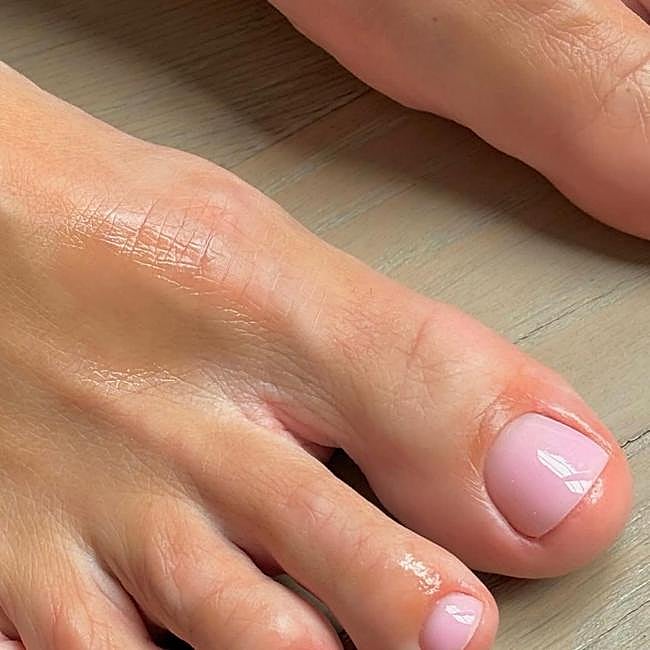 Pedicura rosa traslúcido