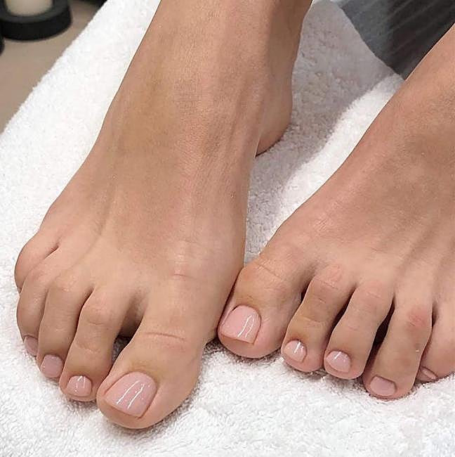 Pedicura color neutro