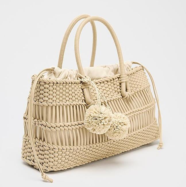 Bolso rafia de Zara (49,95 euros)