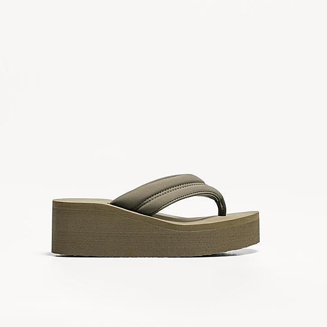 Chancla verde de Bershka, 19,99 euros.