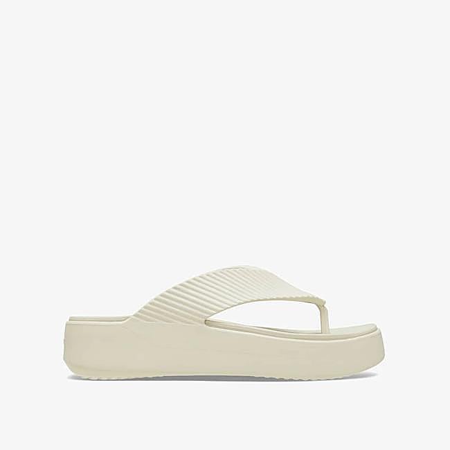 Sandalias de dedo con plataforma blancas de Crocs, 42,29 euros.