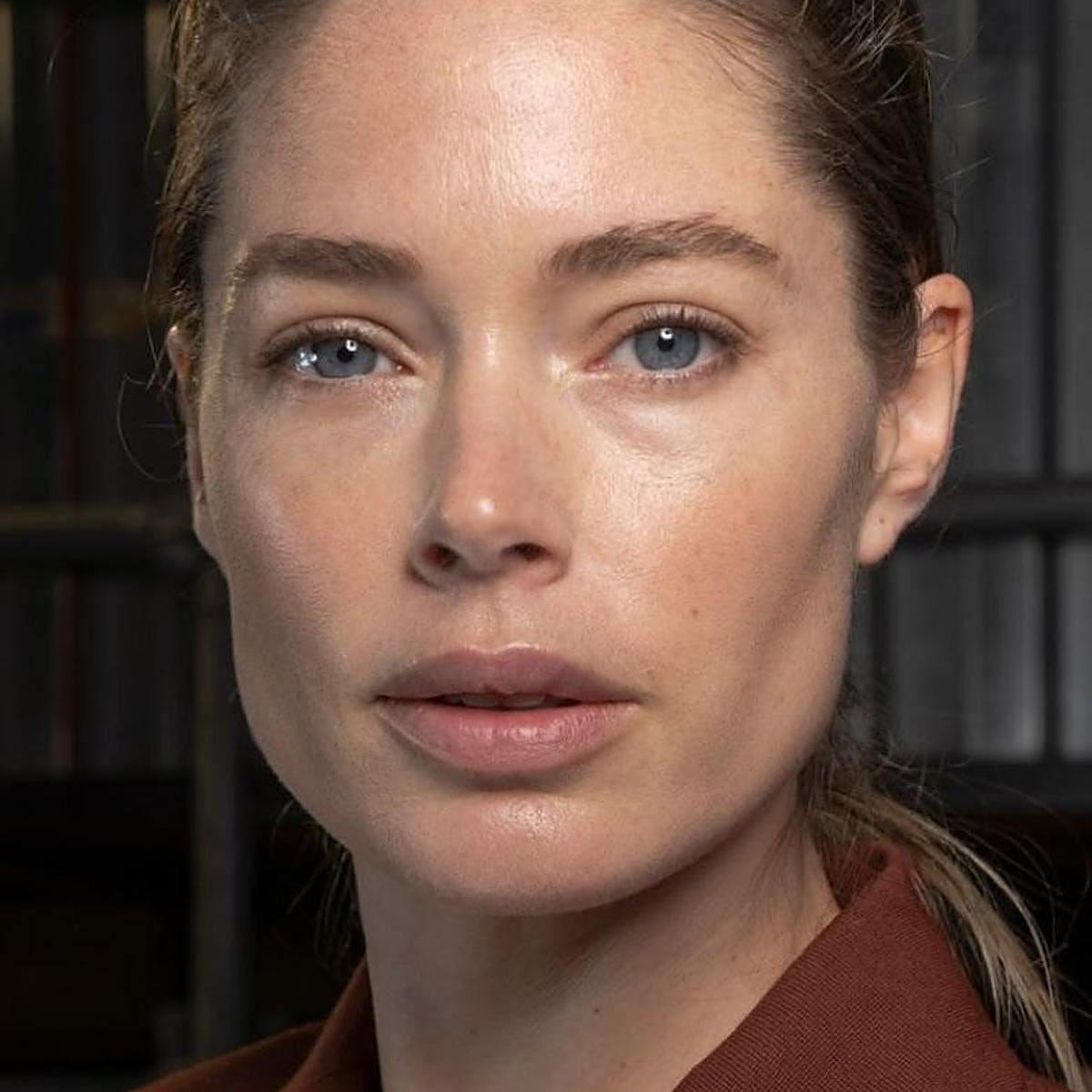 Modelo con piel luminosa a los 40