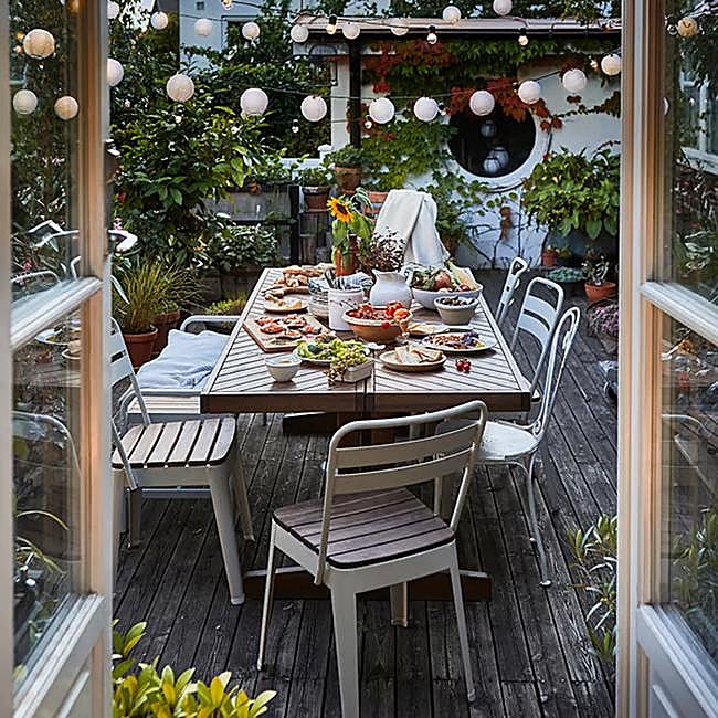 El conjunto de mesa NORRMANSÖ y seis sillas VASSHOLMEN de IKEA cuesta 868.94 euros.