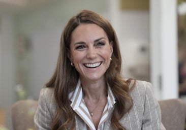 Kate Middleton tiene el look de oficina perfecto: camisa de rayas y la chaqueta de lino más elegante