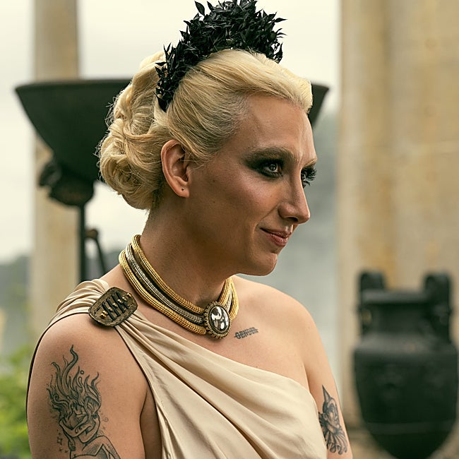 Mason Alexander Park deslumbra de nuevo en su interpretación de Deseo, uno de los Eternos.