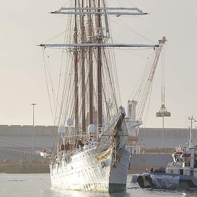 El buque Elcano a su llegada al puerto de Gijón.