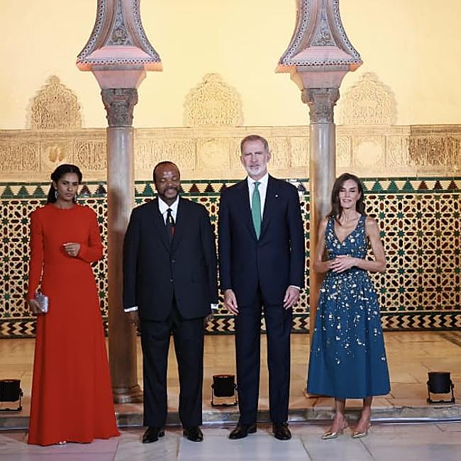 Los reyes de España posando con el rey de Suazilandia y su mujer en el Real Alcázar de Sevilla.