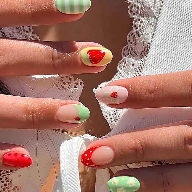 Uñas con dibujos de fresas