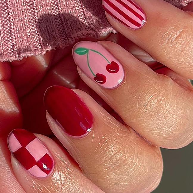 Manicura con estampado bicolor