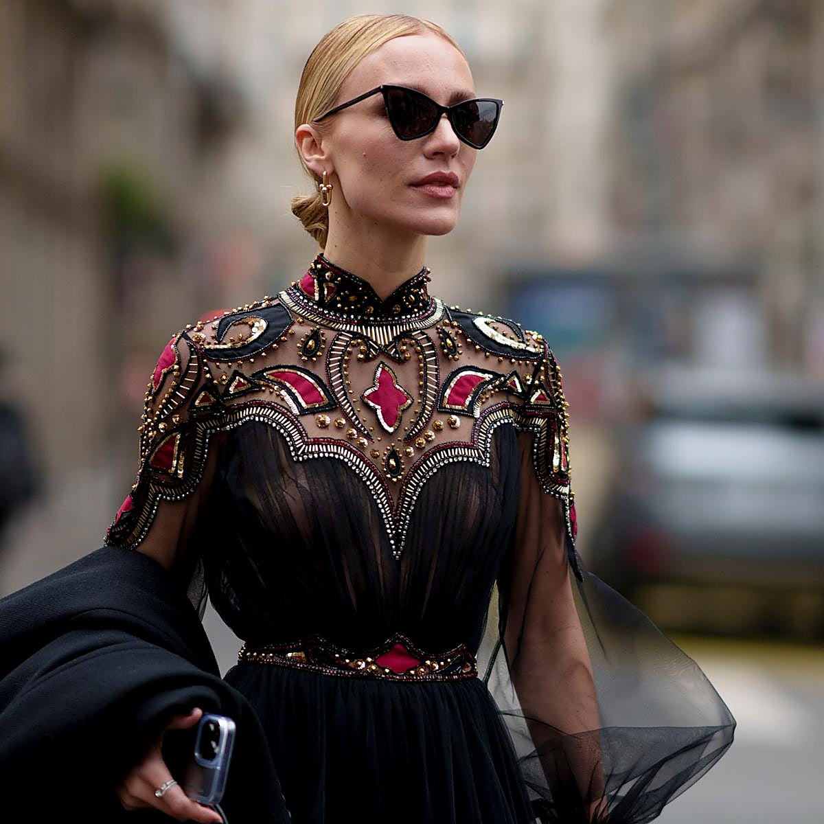 Mujer con vestido con bordados