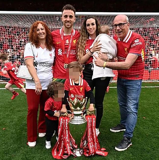 Diogo Jota, con su mujer, sus tres hijos y sus padres.