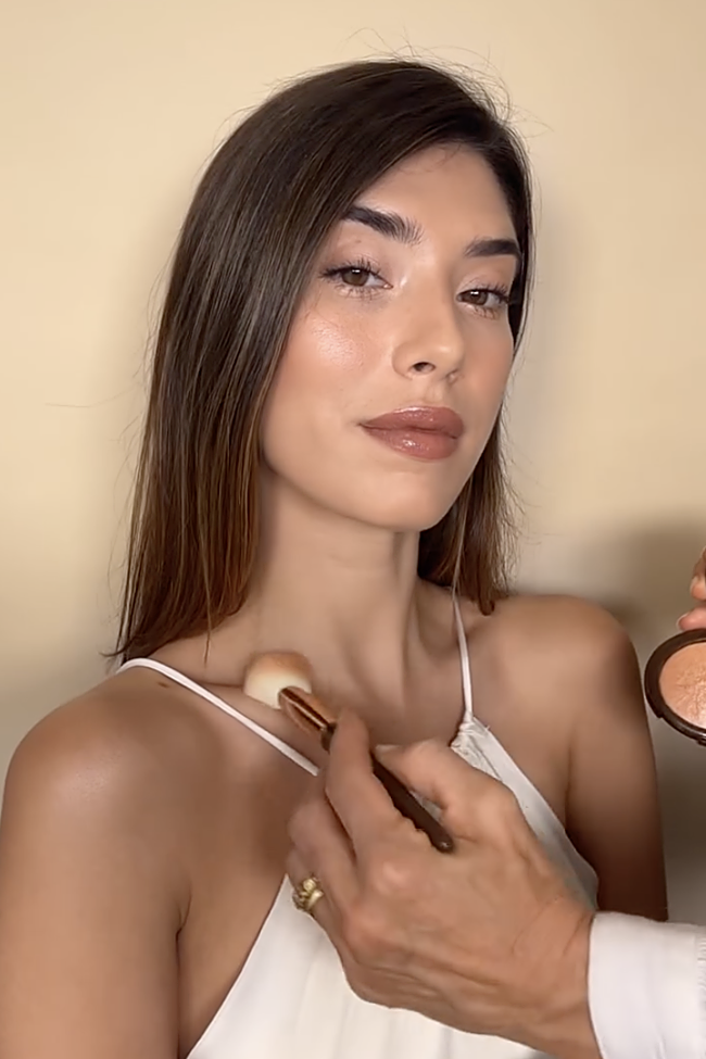 Sonia Marina aplica iluminador en el cuerpo.