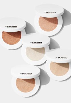 Imagen secundaria 2 - El truco de maquillaje del verano: poner iluminador en el cuerpo