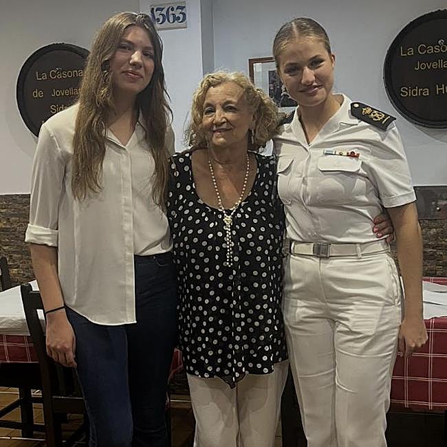 La princesa Leonor y la infanta Sofía, con la propietaria de La Casona de Jovellanos, la popular sidrería de Gijón.