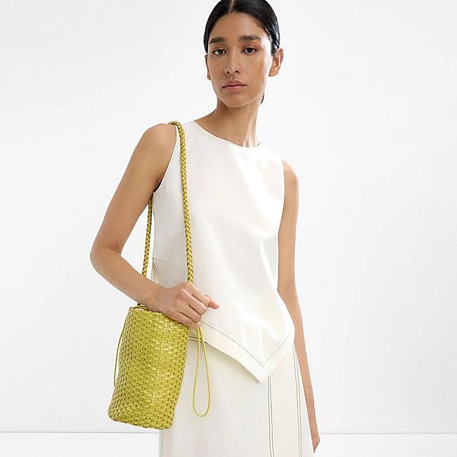 Bolso trenzado con asa larga estilo bombonera