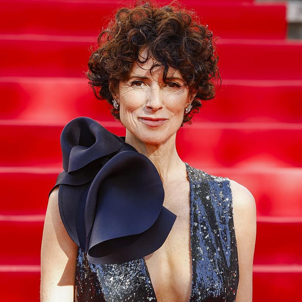 Natalia López con el pelo rizado.