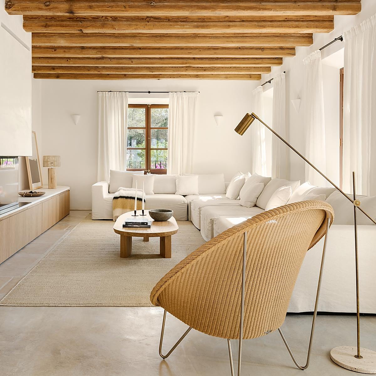 Salón decorado en blanco y madera de estudio Ángel Martín con estilismo de Susana Ocaña.