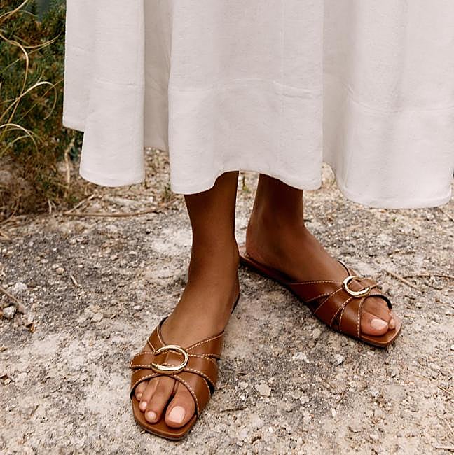 Sandalias planas de Zara (29,99 euros)