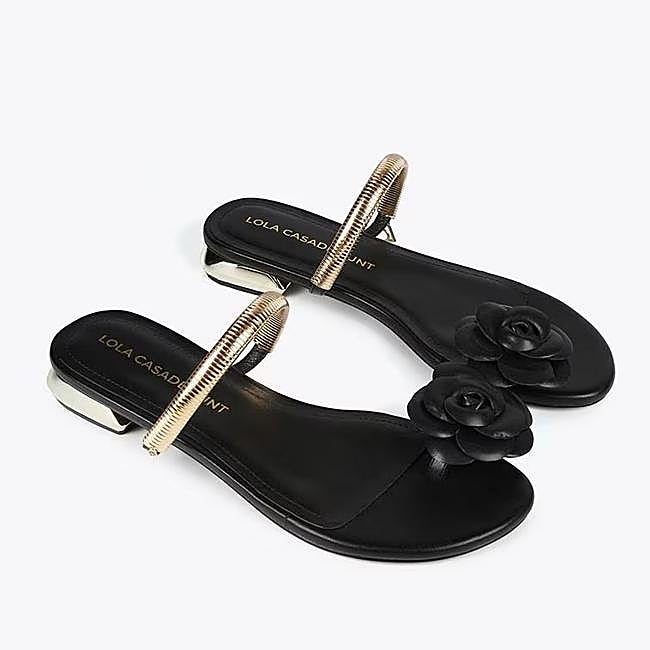 Sandalia plana de mujer con tira y flor (129€ en El Corte Inglés)