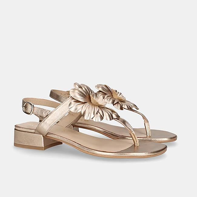 Sandalias planas de mujer Amelie en napa metalizada con flor (188,30€ en El Corte Inglés)