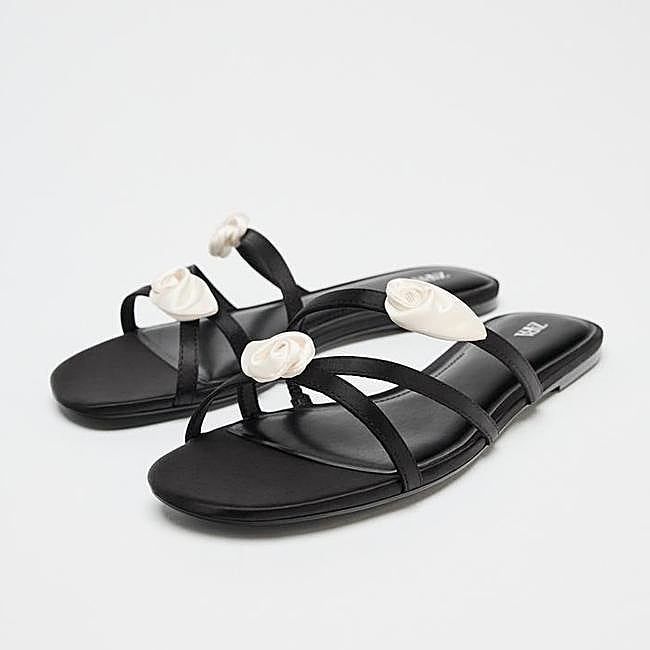 Sandalias flores efecto satinado (12,99€)