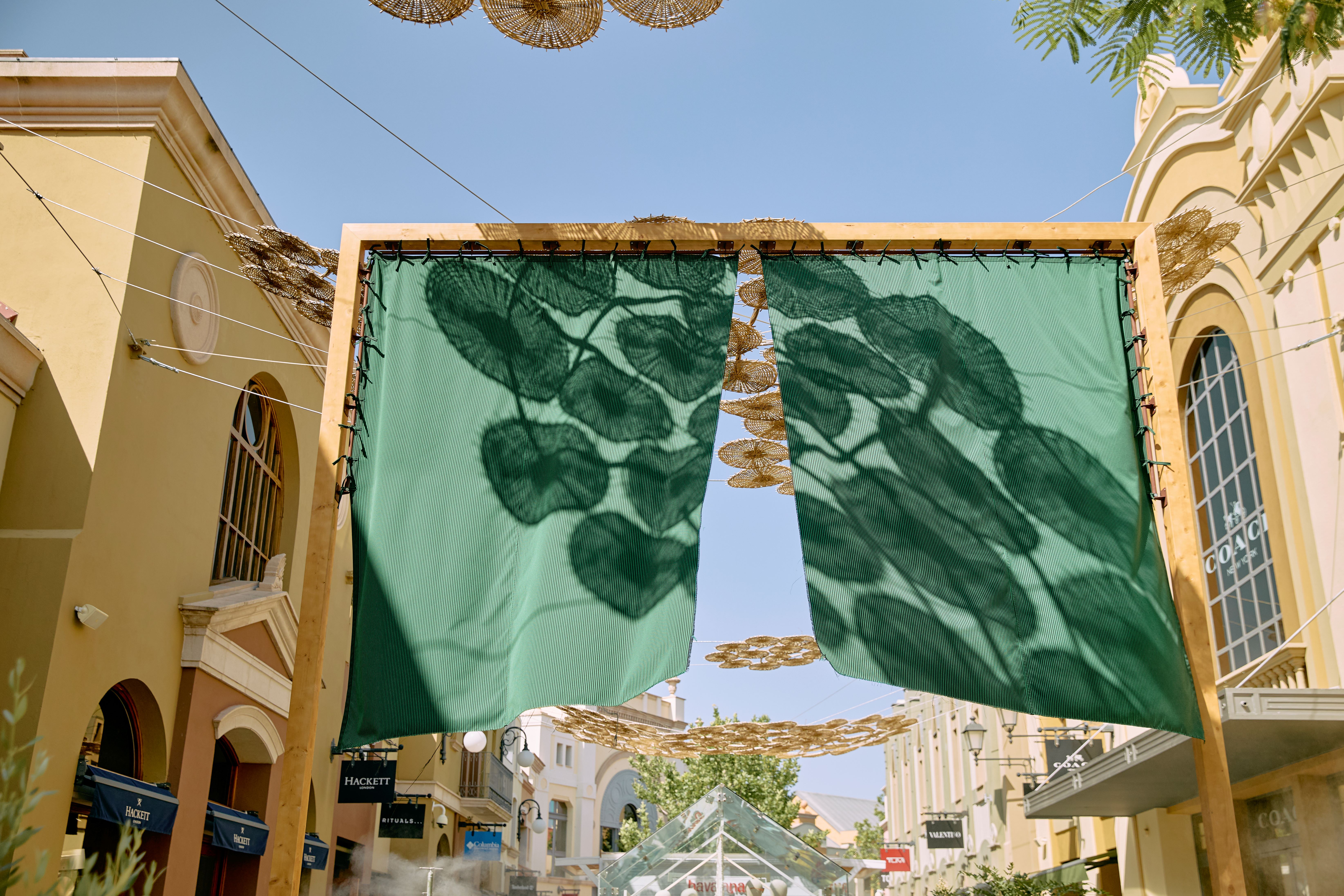 Los arcos textiles de Aletheia crean un juego de luces y sombras.