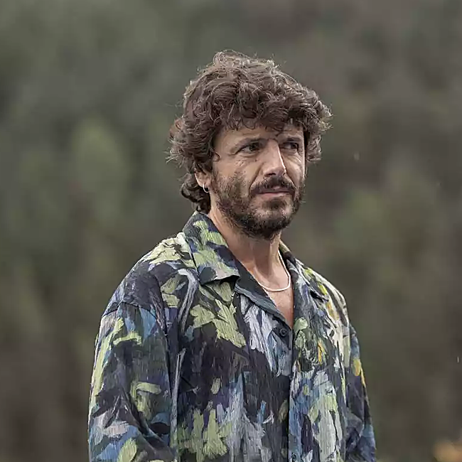 El misterioso Edu (Jaime Zatarain) aparece en la vida de Ángela cargado de secretos.