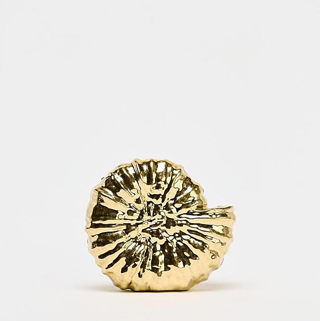 Bolso metálico con forma de caracola