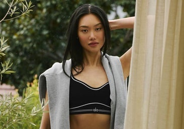 Mujer con un estilismo deportivo.