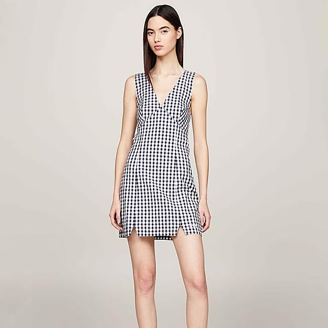 Vestido corto azul de Tommy Jeans, 99,90 euros.