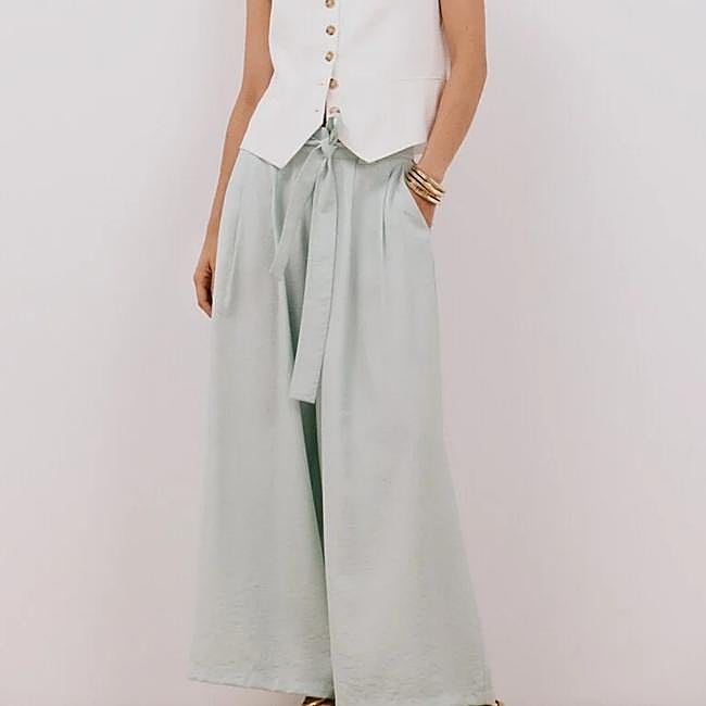 Pantalón fluido de pierna ancha de Cortefiel, 17,99 euros.