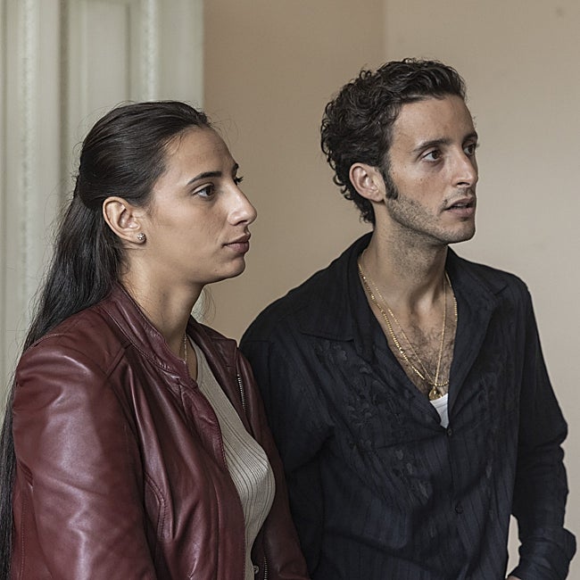 Zaira Romero y Daniel Ibáñez en un momento de la miniserie de Disney Plus.