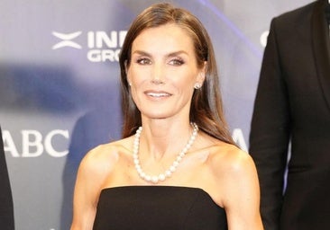 La reina Letizia, guapísima, estrena look en los Premios Mariano de Cavia: un elegante vestido negro y collar de perlas con historia